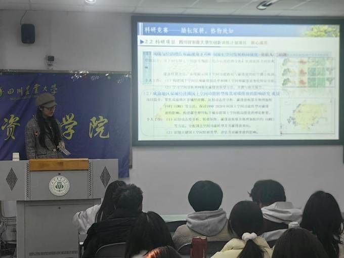 一群人在台上演讲 AI 生成的内容可能不正确。